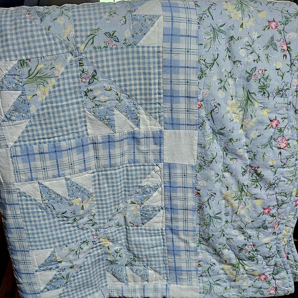 Charming Floral Patchwork Quilt in Blue and White